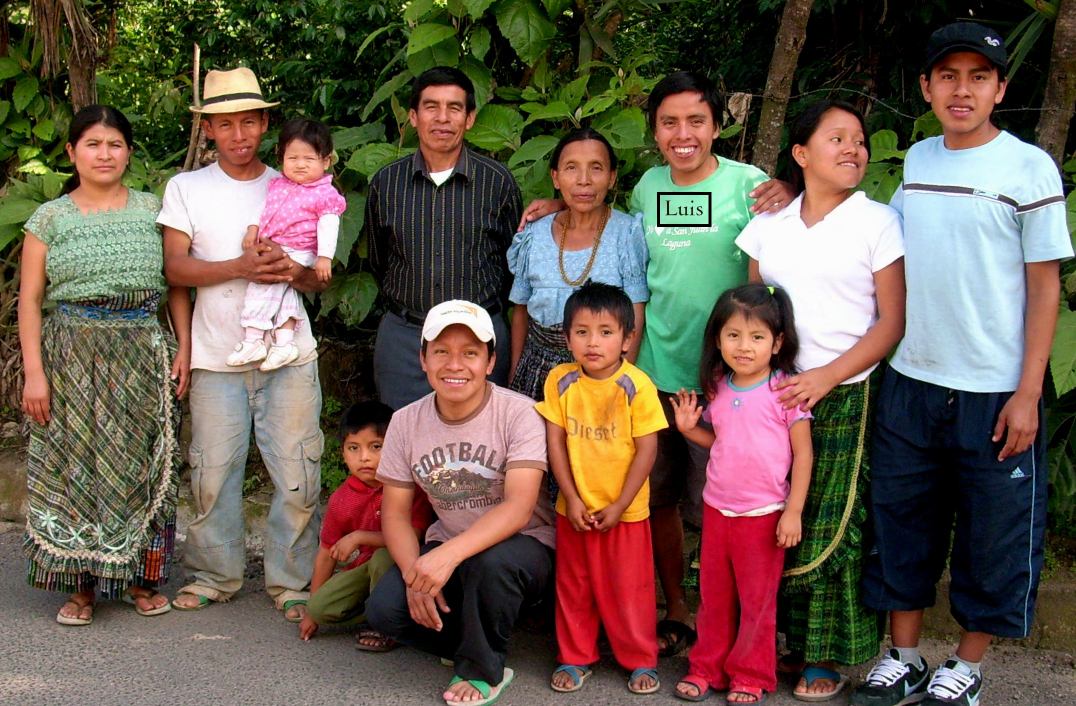 Luis Cholotio y familia